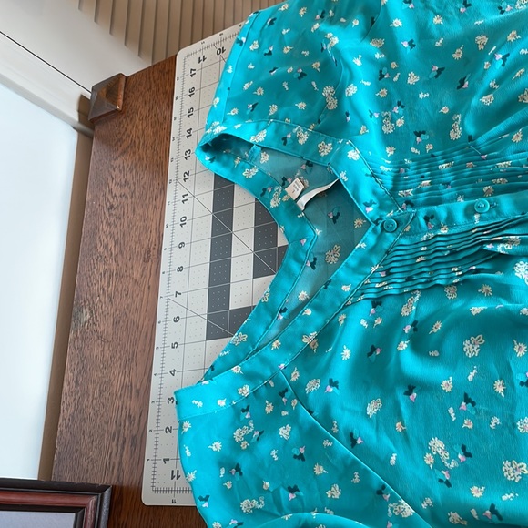 Sheer turquoise floral tunic. - Picture 3 of 4